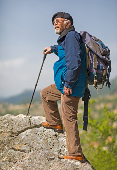 homme avec le pieds sur un rocher