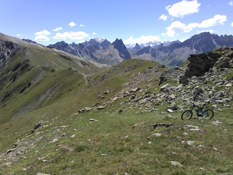 A gauche descente vers les Arendiers.