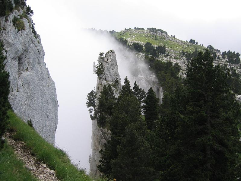 A proximité de la base de la cheminée