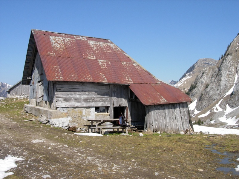 Entrée et façade sud de l'abri