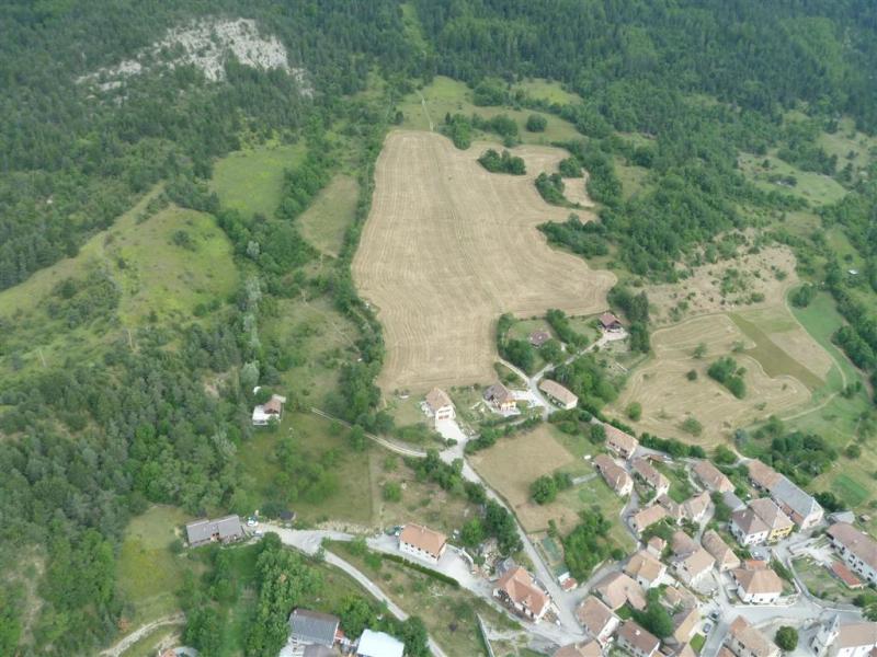 Attérro dégagé bien visible au dessus du village