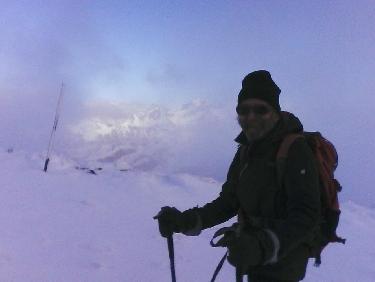 Ã  travers la brume , on devine  le pic des HeuviÃ¨res et les pics de la Font-sancte