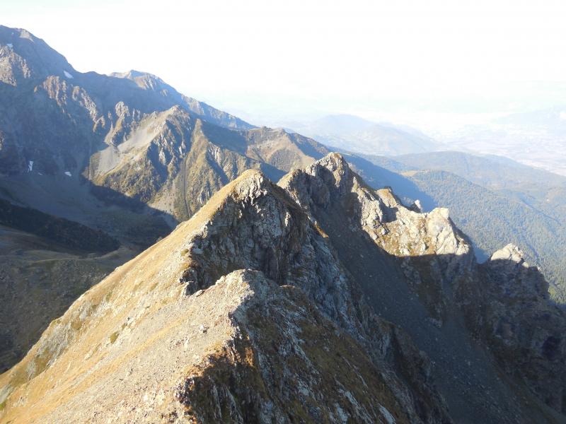 à cheval sur l' arete