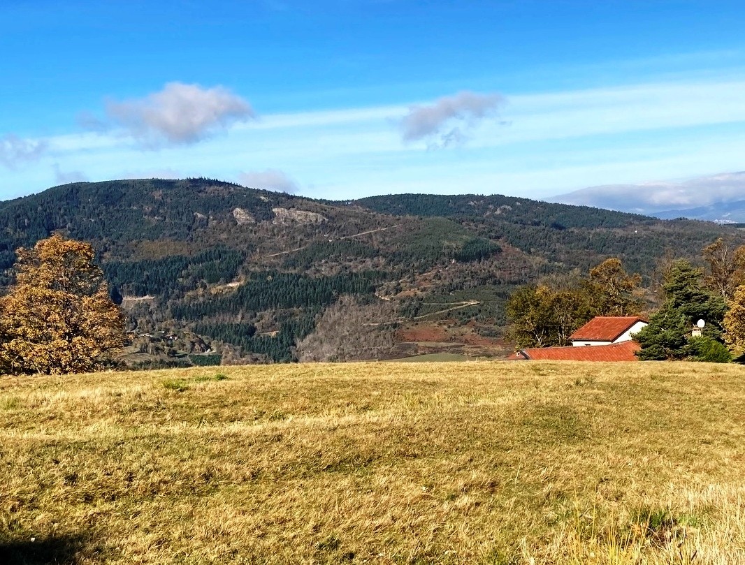 A l'Ouest : Roches de la Rivoire au-dessus de la vallée du Ban