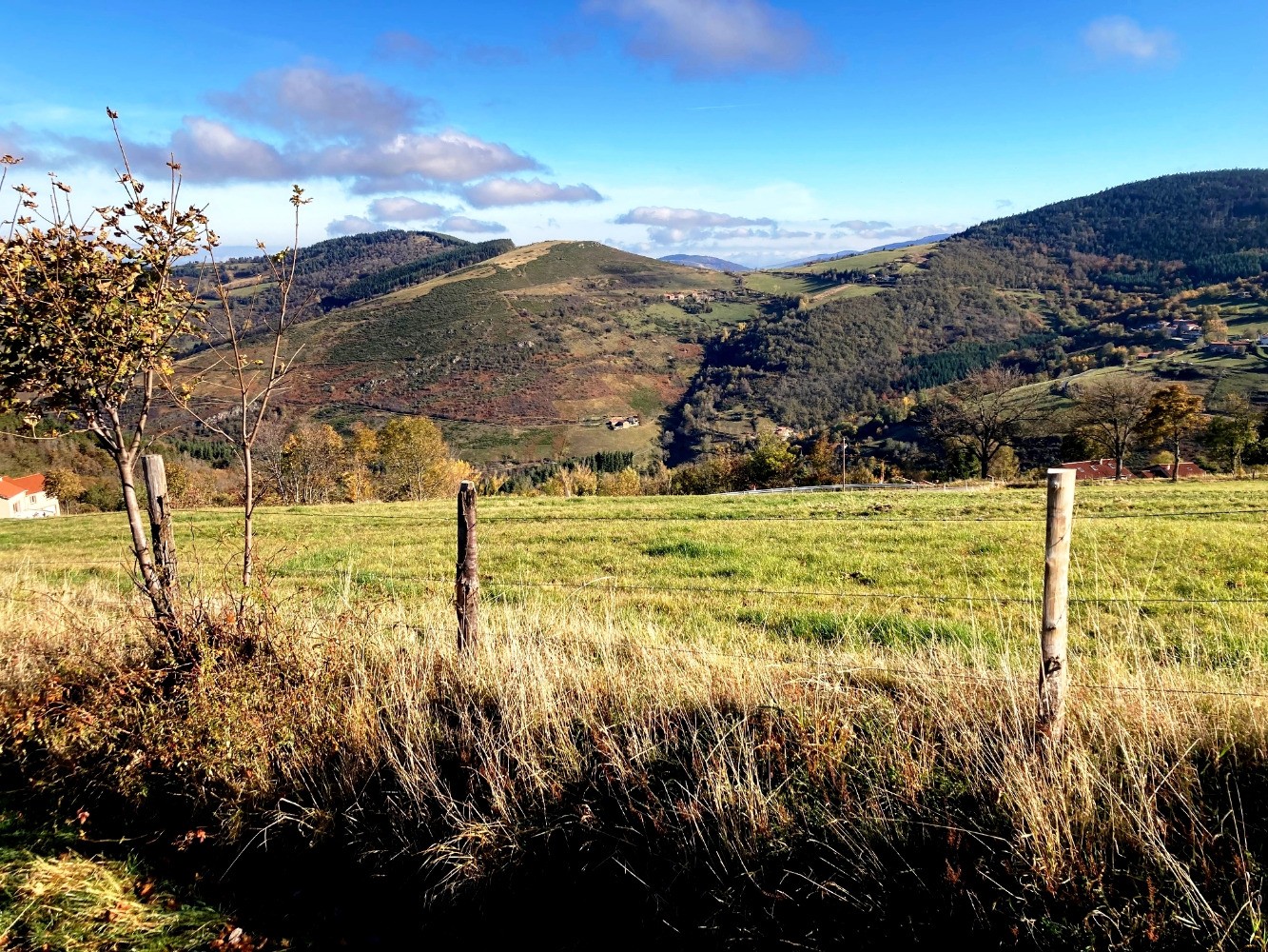 A l'Est : vallée du Gier, Châtelard et Croix du Planil