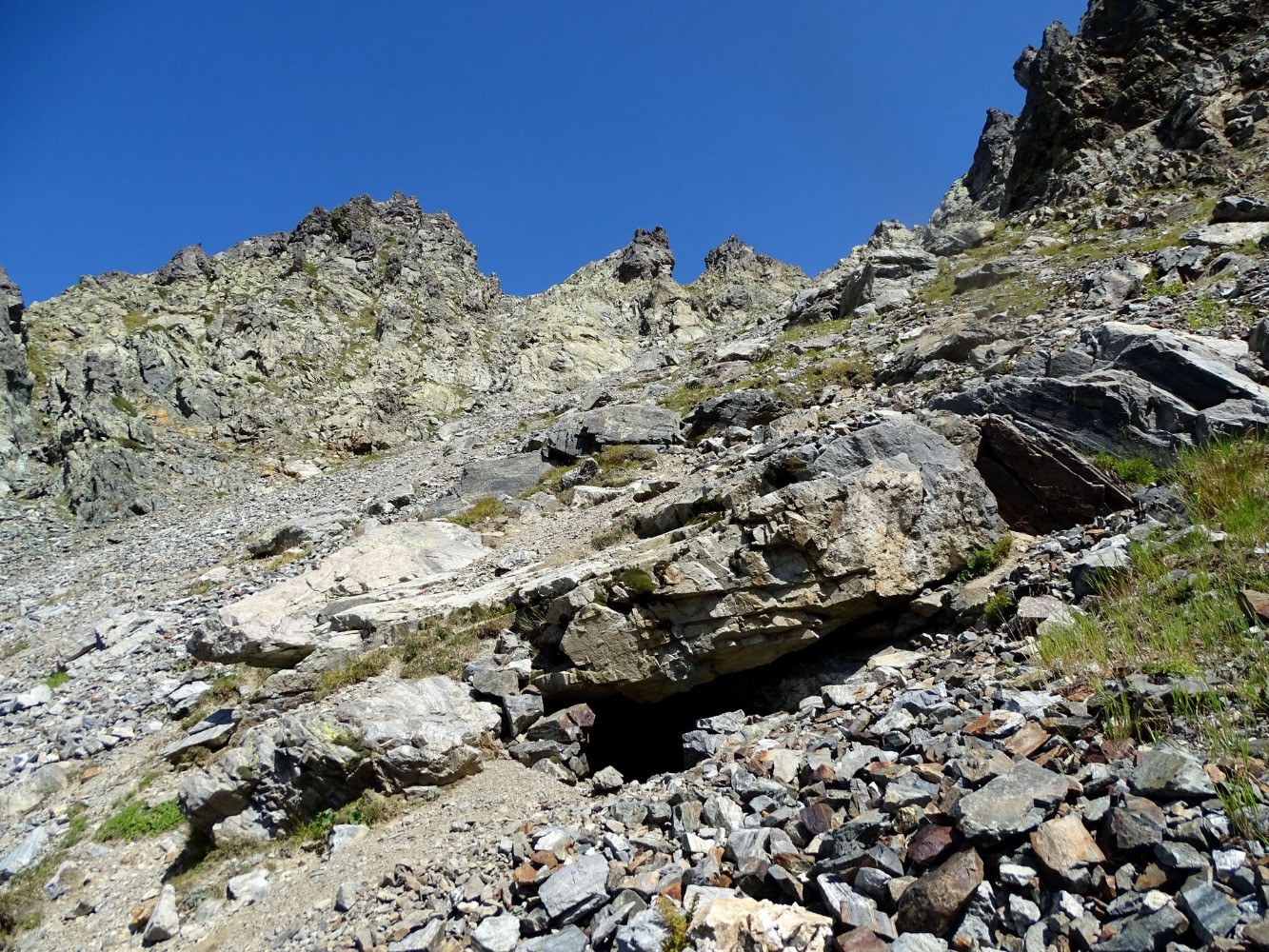 Abri sous roche dans le vallon du col de la petite Vaudaine