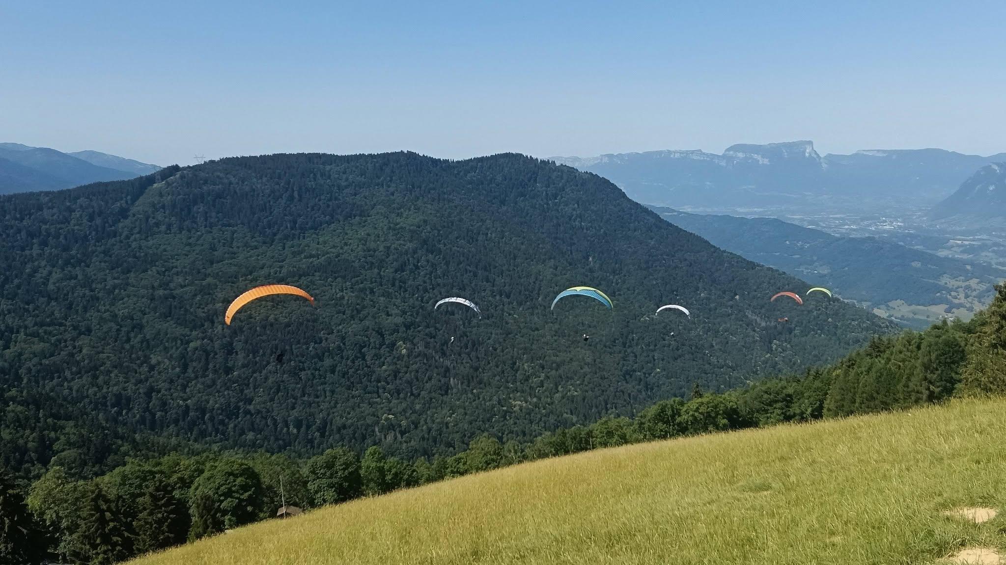 Acrobaties aériennes dans le ciel de Chamoux.