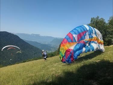 Acrobaties aériennes dans le ciel de Chamoux. (Les Grangettes)