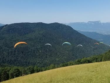 Acrobaties aériennes dans le ciel de Chamoux.