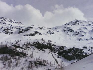 Ã D , grand pinier avec sa crÃªte d'accÃ¨s Ã  G - voie normale