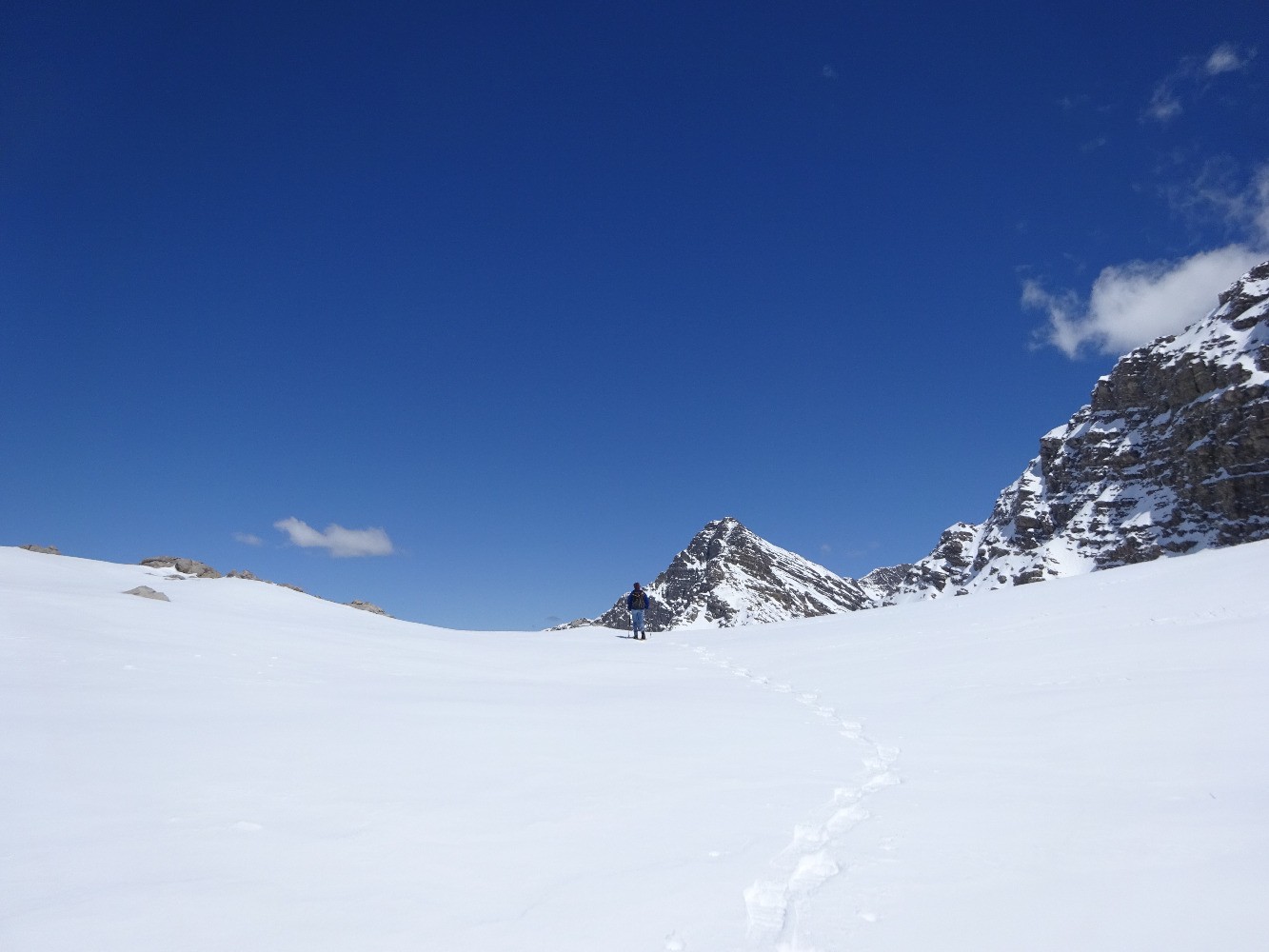 ArrivÃ©e au col du Ruffy. Devant nous, le pic de Rochelaire. A droite, les contreforts de la tÃªte de Couleau.