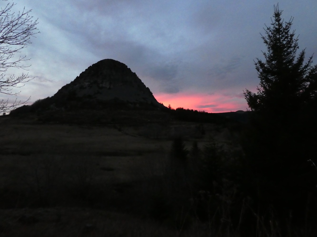 depuis la route, au crÃ©puscule