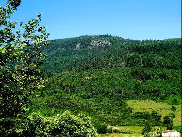 Versant Est de la vallÃ©e du Ban, avec la Roche de la Rivoire bien visible