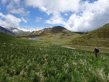 Au milieu de la photo, le Queyrelet et, Ã  gauche, le lac de Jujal