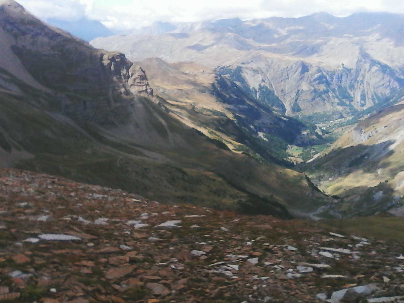 au milieu de la portion crÃªte- on voit bien la pente Ã  gravir depuis le lac dans la zone herbeuse