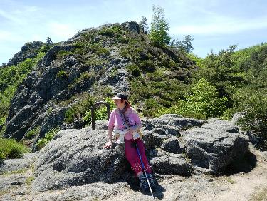 Au premier ressaut, devant le deuxième