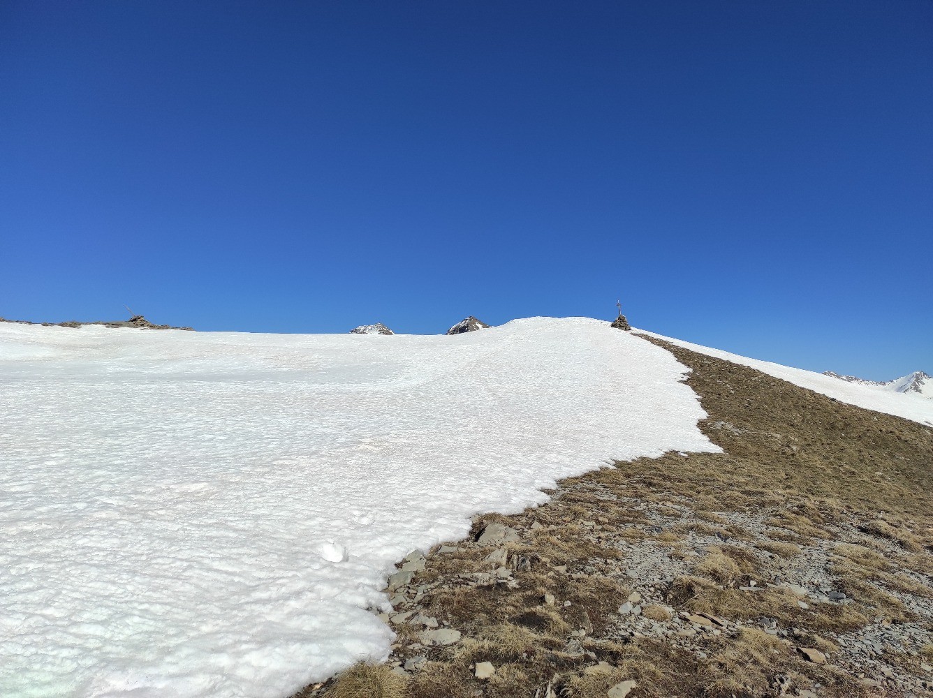 Au sommet : dÃ©passent le Mont Tailland et le Pic St AndrÃ©