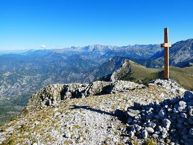 Au sommet, devant le Cucuyon et la chaÃ®ne de la Blanche