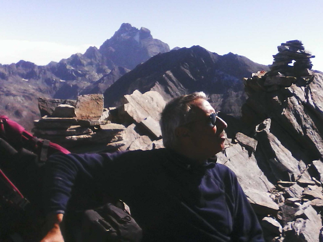 au sommet , devant la montagne d'asti et le viso