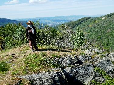 Au sommet du Rocher, sur fond de Monts du Lyonnais