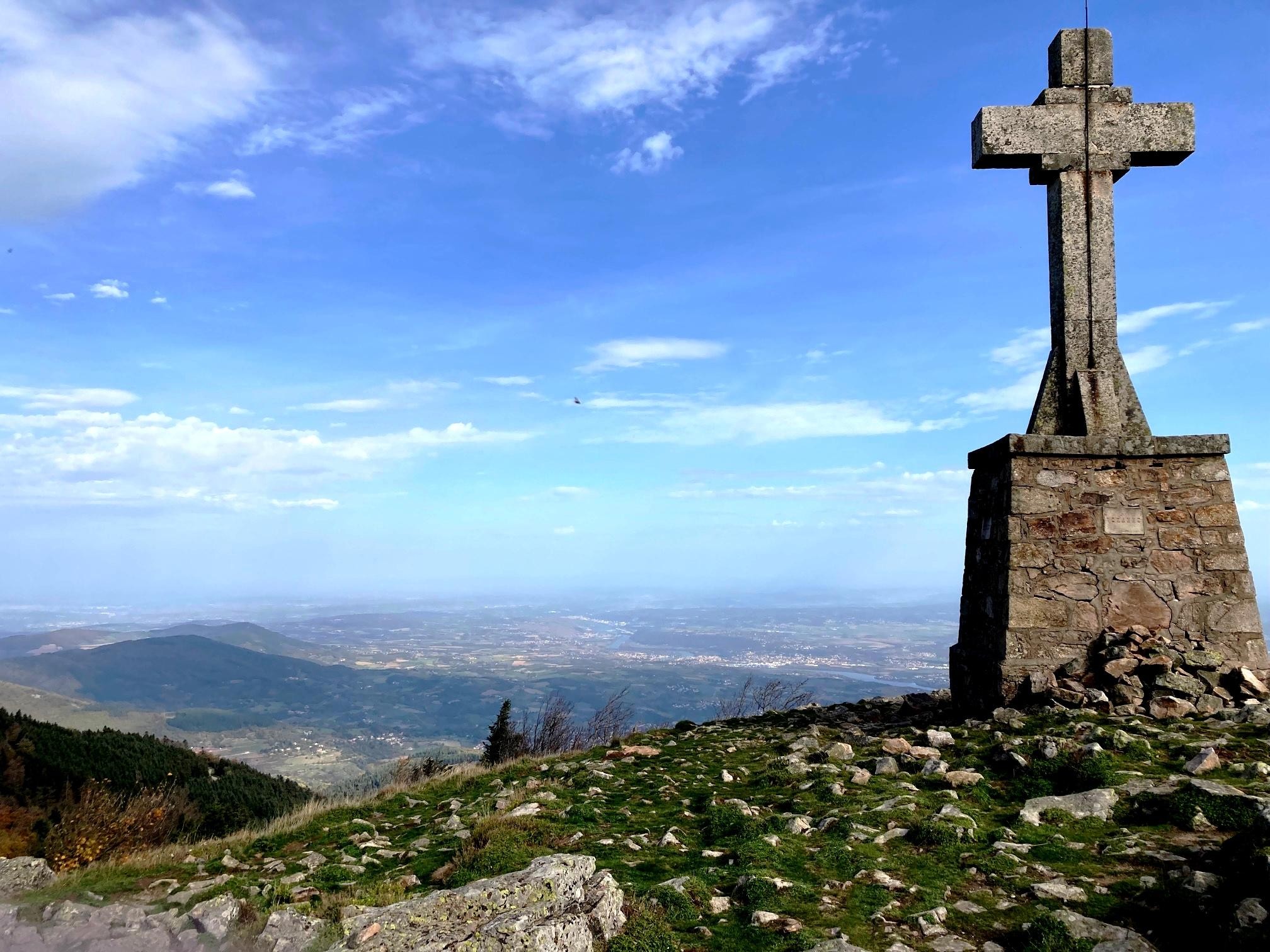 Au sommet, Croix de l'Oeillon et vue vers Lyon et la vallée du Rhône