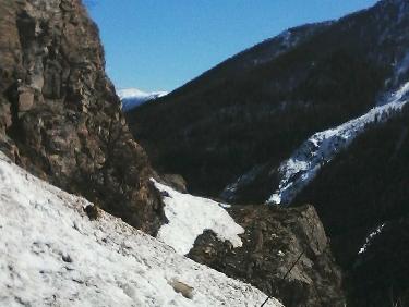 avalanche en bord de falaise et de torrent