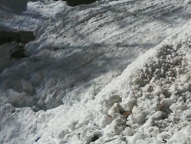 avalanche fissurÃ©e recouvrant le torrent impÃ©tueux