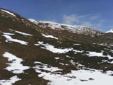 avant les nÃ©vÃ©s continus - on voir une partie montante de la crÃªte dans l'Ã©chancrure en haut Ã  G