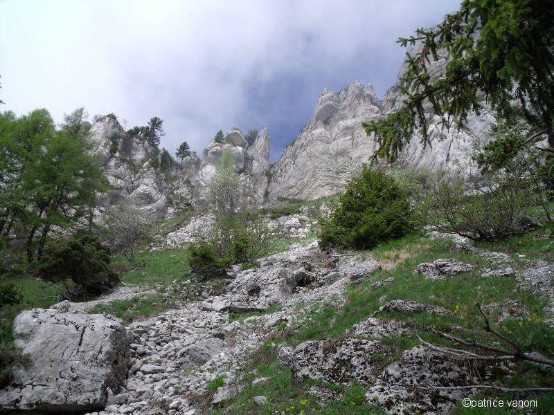 Base des rochers.
