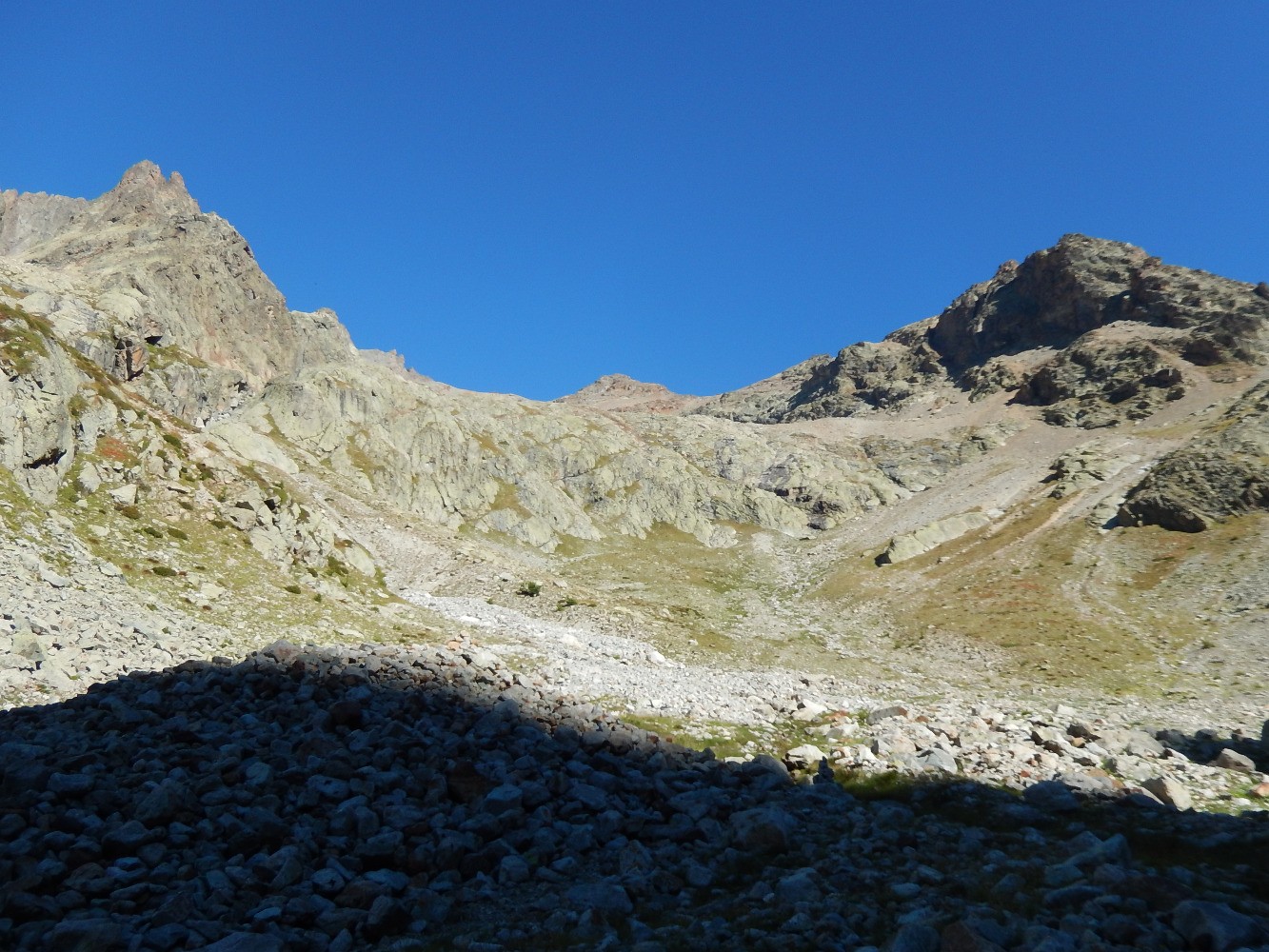 Barre rocheuse dÃ©fendant l'entrÃ©e du vallon du Rascrouset