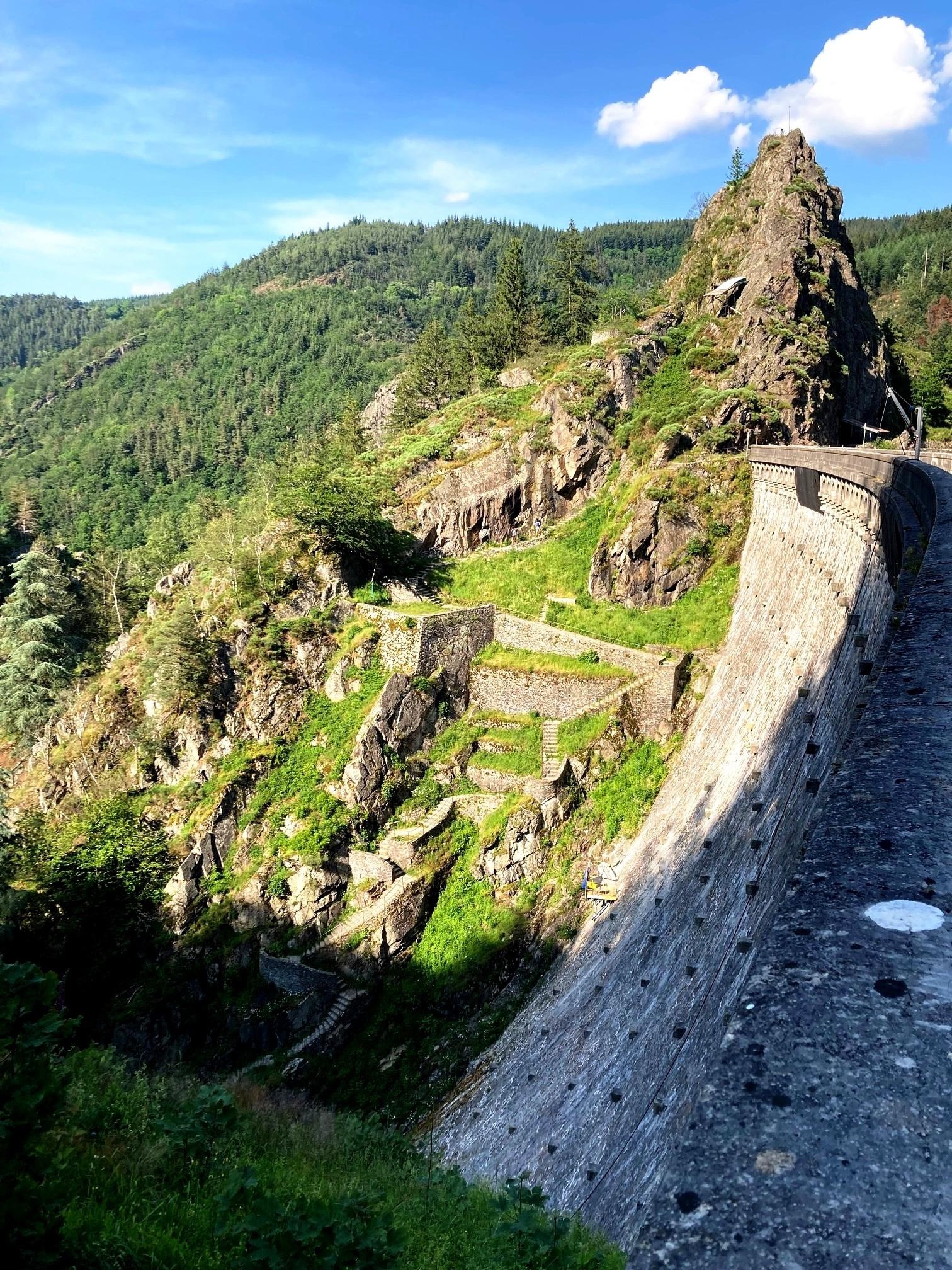 Belvédère, digue et escaliers de descente au Gouffre d'Enfer