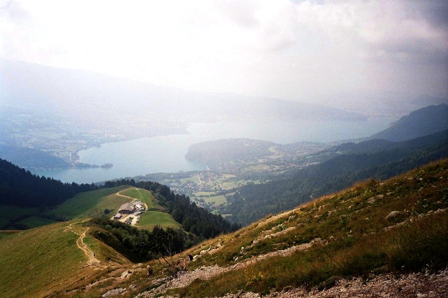 Chalet de l'Aulp et lac dans la brume