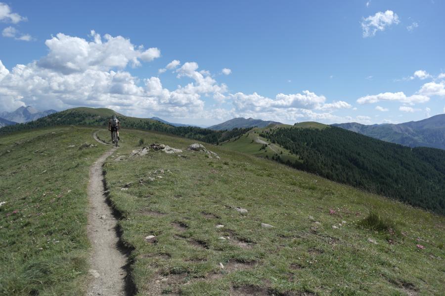 Chemin de crêtes avant de plonger dans les mélèzes