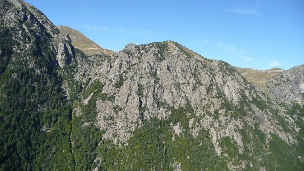 Col de la Chinarde à gauche, on entrevoit la cime
