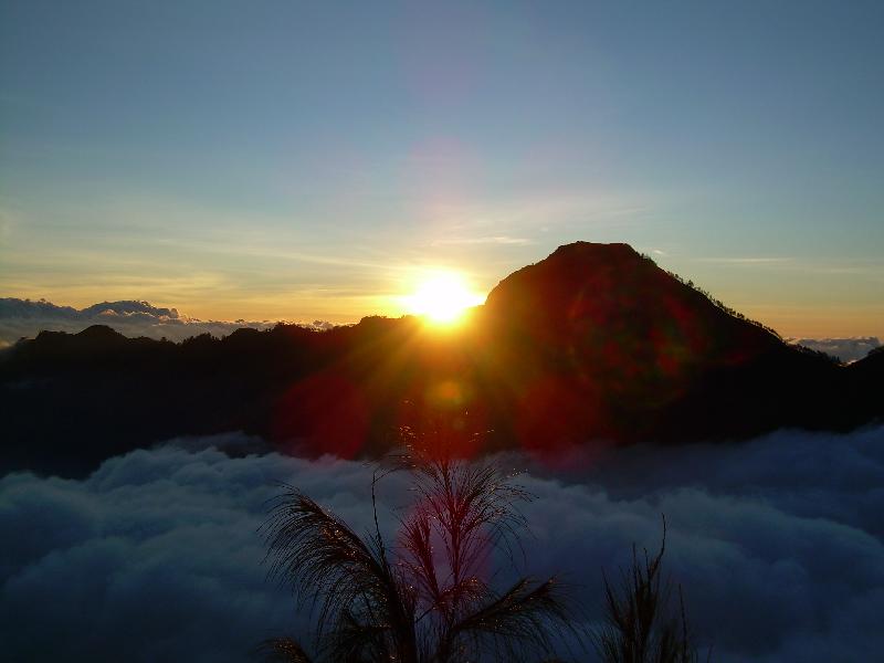 Couche de soleil sur l'anneau du Gunung Rinjani
