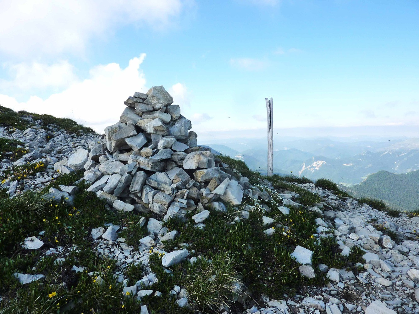 Cairn et piquet sommitaux