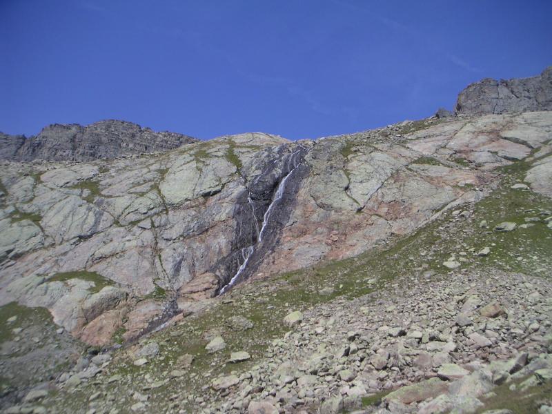 cascade sous les lacs