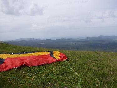 La voile est Ã©talÃ©e on voit derriÃ¨re le plateau du Vercors