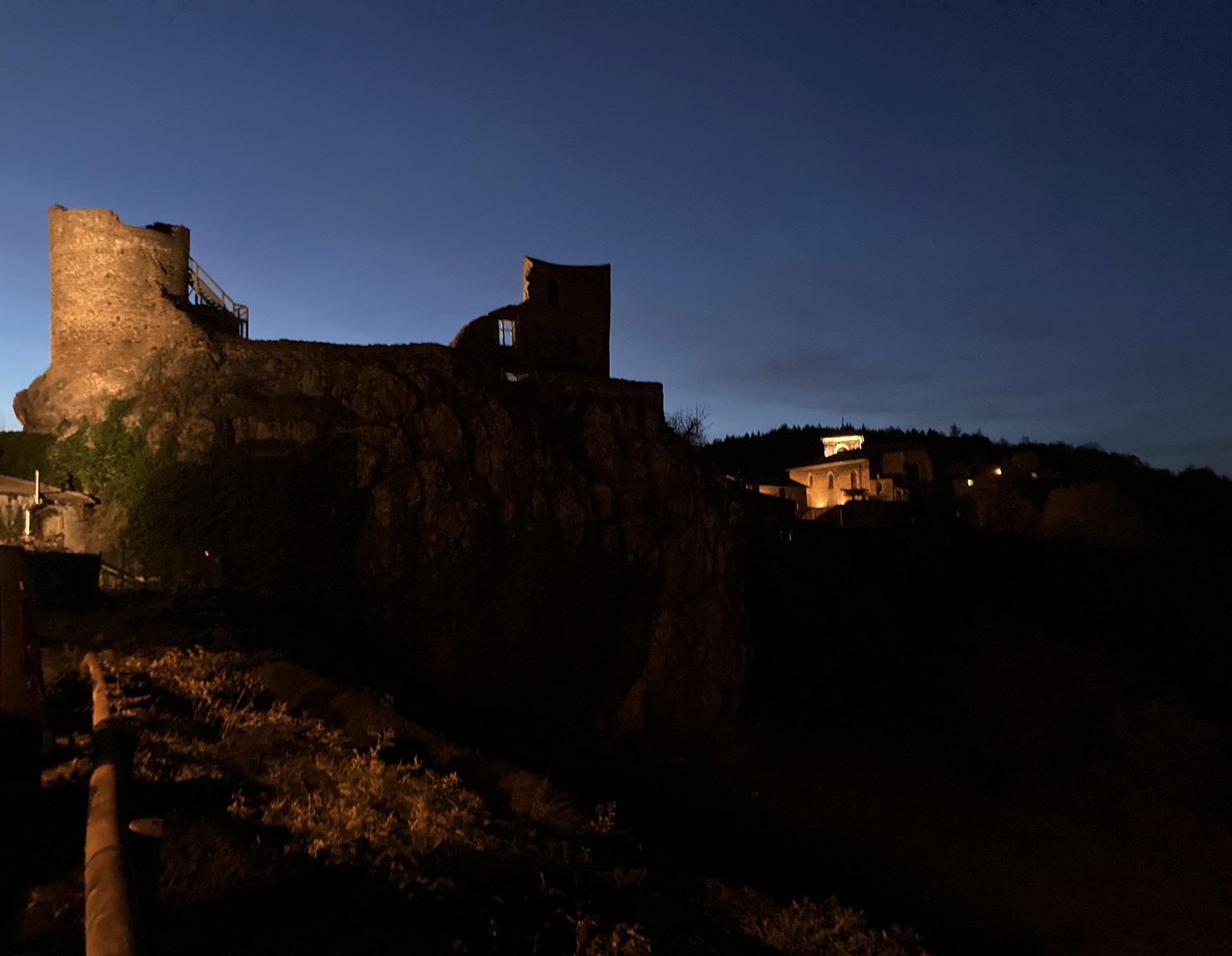 Château et église de Rochetaillée depuis le parking
