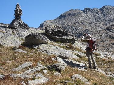 Christian photographiant un beau cairn