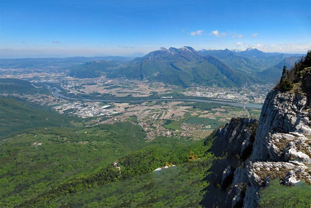 Ciel bleu mais du vent sur le plateau