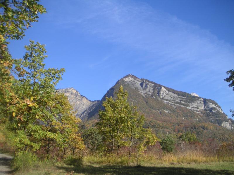 ciel bleu et couleurs automnales