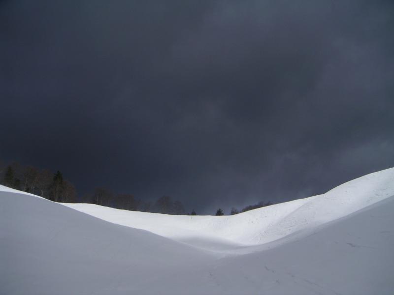 ciel gris très sombre..