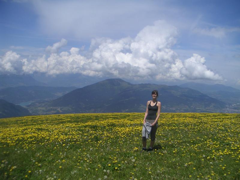 Claire et son champ de pissenlits!