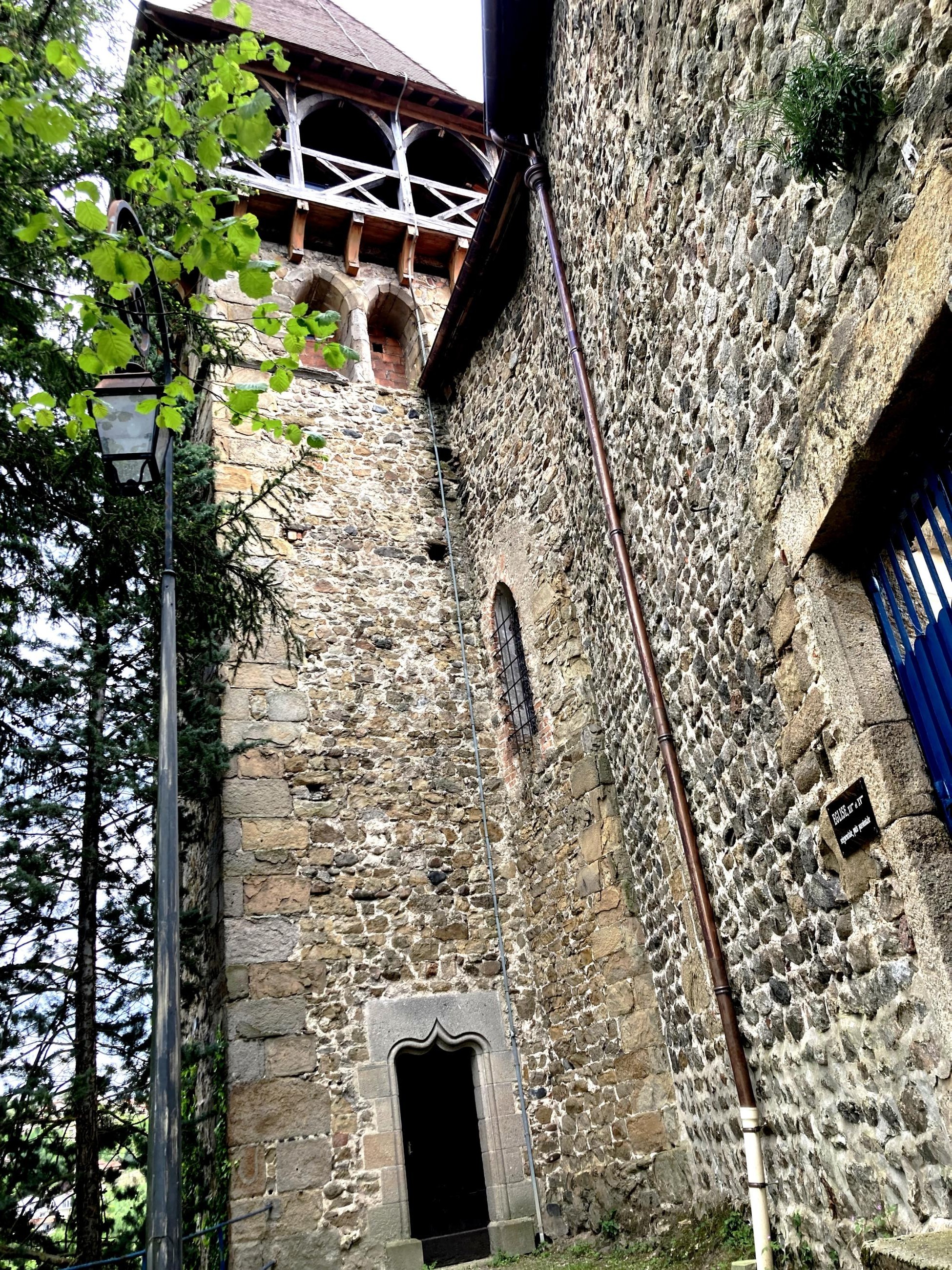 Clocher de l'église dans l'enceinte du château