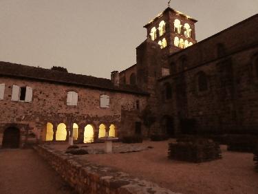 CloÃ®tre et clocher illuminÃ©s
