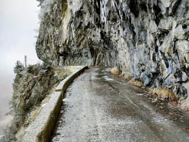 Complètement gelé, une patinoire en pente 