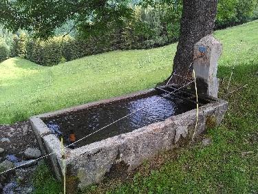 Abreuvoir massif en pierre