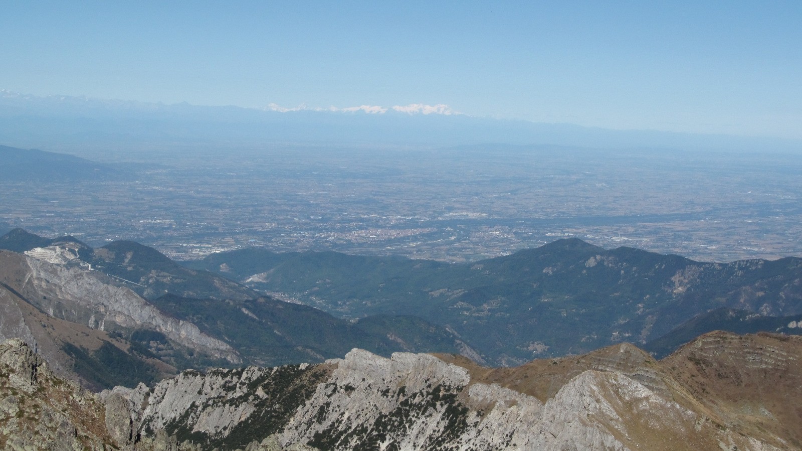 Coni, La Plaine du Po et le Mont Rose (au fond)