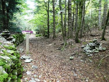 Cote 1015 au Peyre de Bard : LA pancarte et les cairns (vue arriÃ¨re)